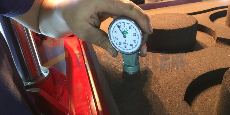 中鑄造型機(jī)的砂型效果杠杠的，硬度可以達(dá)到75--90之間
